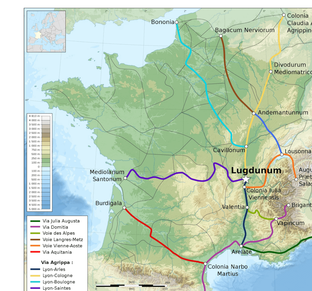 Ein gelber Prius Plug-in-Hybrid auf einer Bergstraße fahrend